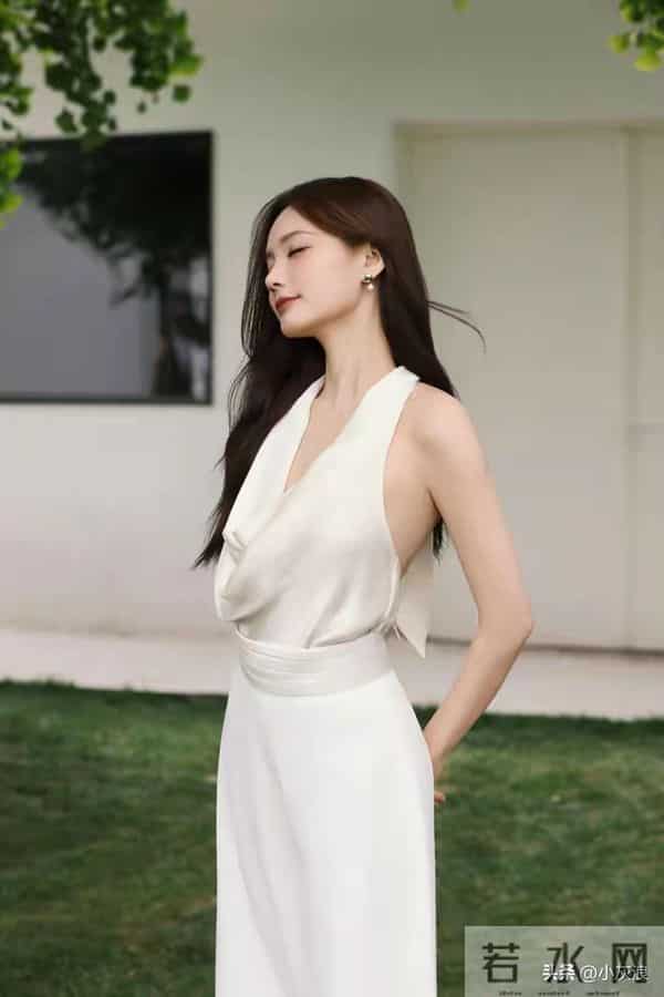 李一桐白色露背连体裤真好看