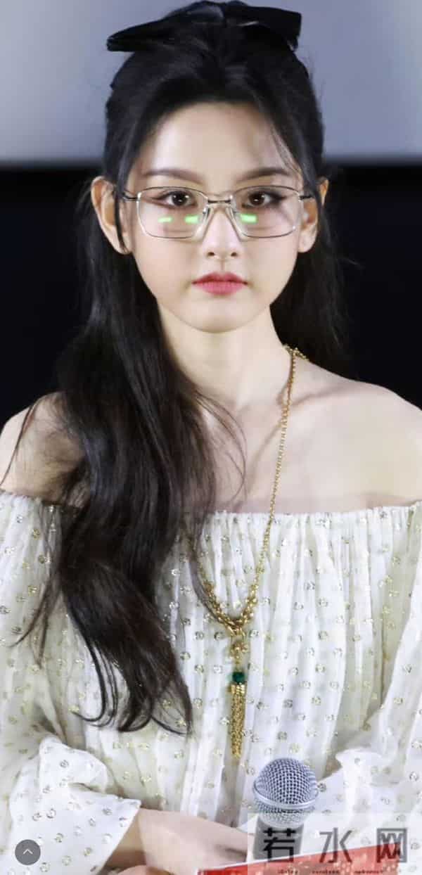 宋祖儿怼脸直拍,好精致啊