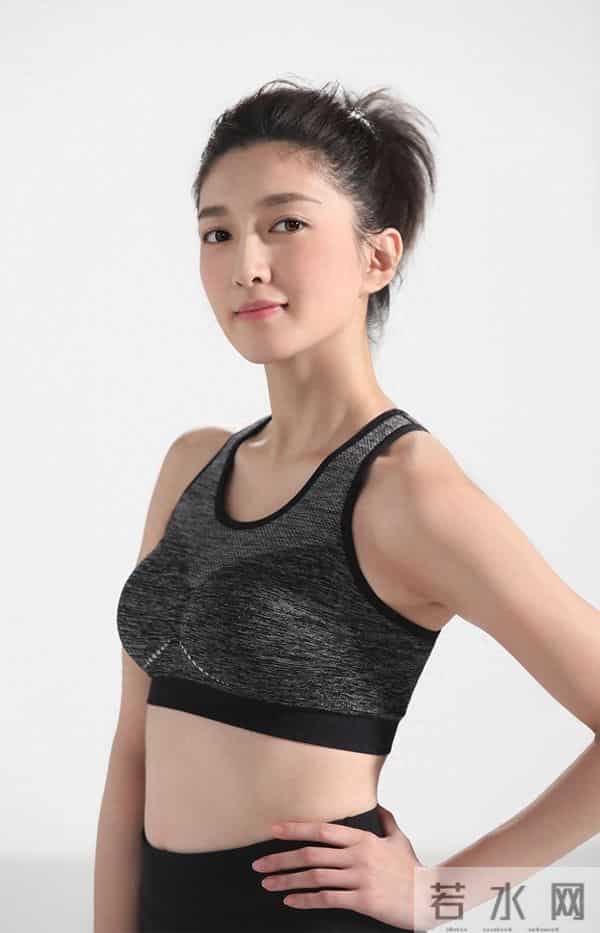 江疏影运动服裹出的腰臀曲线,配这舒展的体态,是清爽又耐看的美