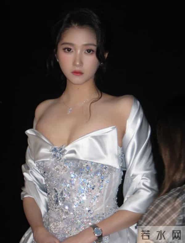 娱乐圈满族美女图鉴：每一位都貌美如花，谁最令你意想不到？