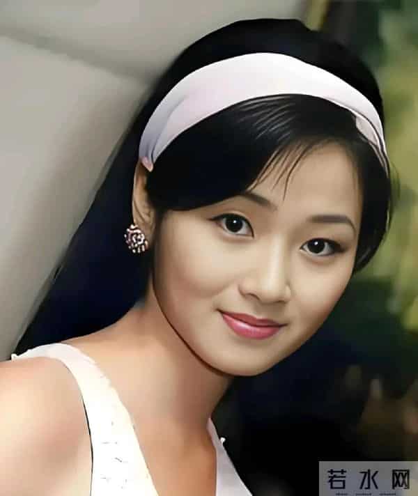 遗孀泪洒甄志强追思会,众星送花牌悼念,生前更多内情被曝惹唏嘘