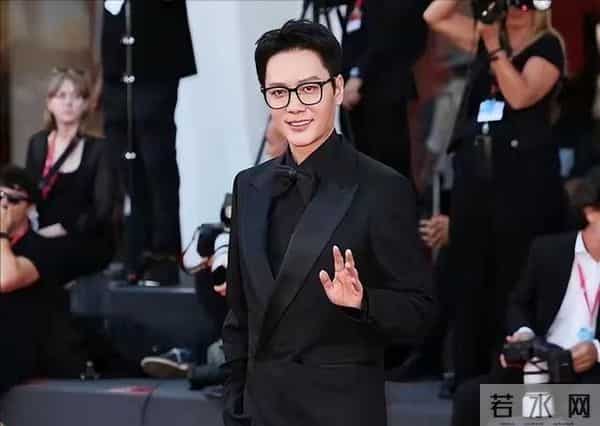 和景甜闪婚传闻仅2个月,冯绍峰再次官宣喜讯,赵丽颖也高攀不起