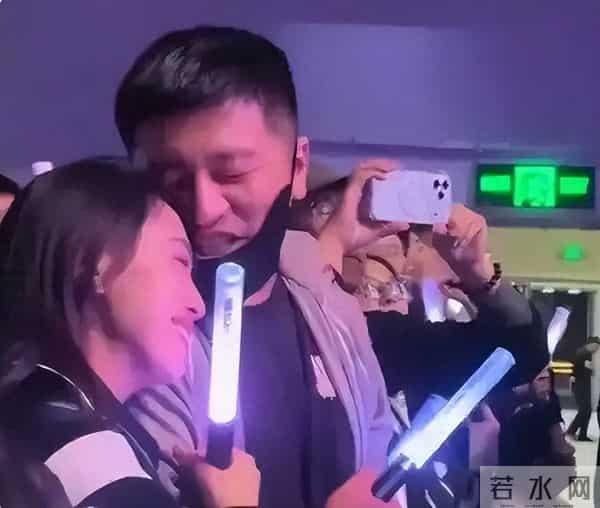 张雪峰人设崩塌现场直播！婚戒回应出轨传闻，却被扒出更大谎言