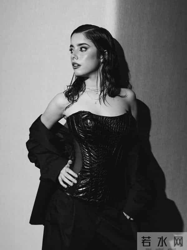 不可触碰的美，若昂-内维斯女友马达莱娜晒暗黑风妆造