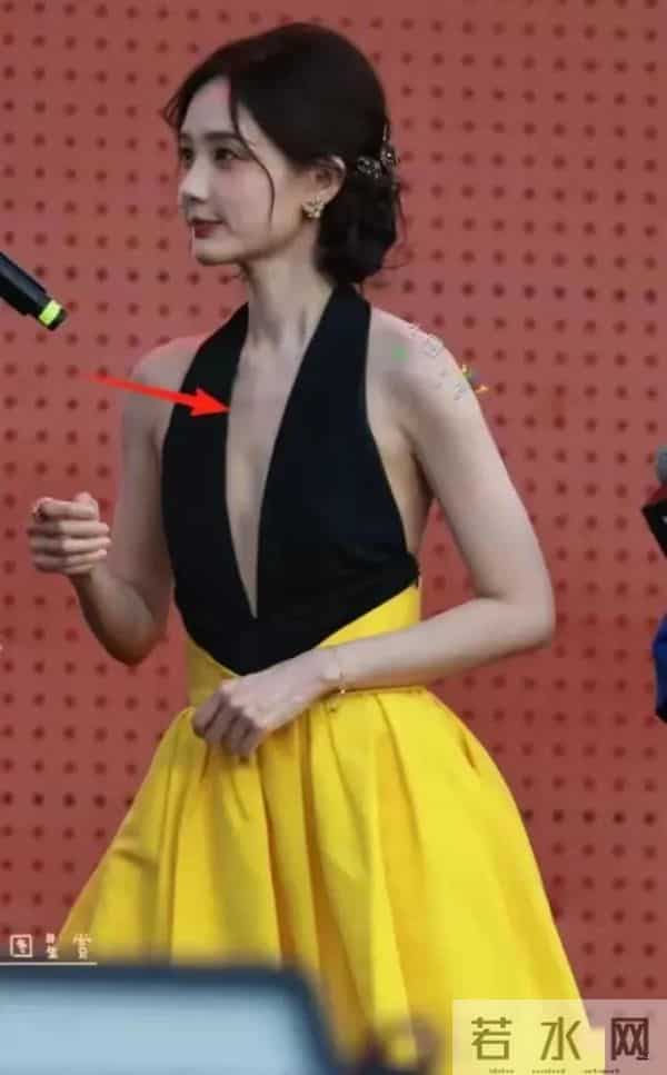 有一种“尴尬”叫李一桐玩性感,身材平平无奇,却偏要露点什么。