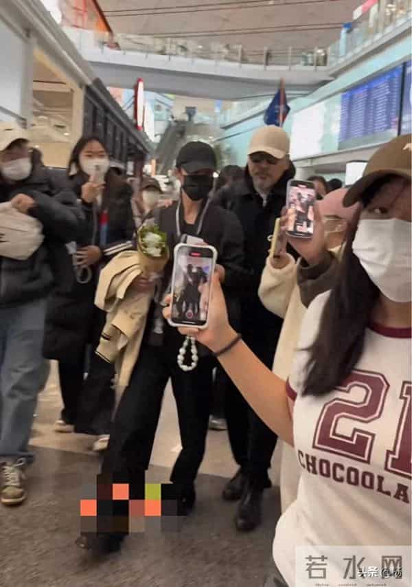 机场偶遇李建斌夫妇，胡子花白全程搂妻子肩，蒋勤勤身材窈窕依旧