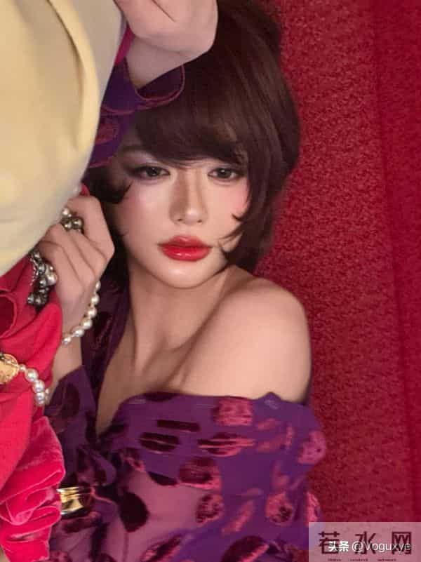 黄晓明新签的艺人眼睛很大