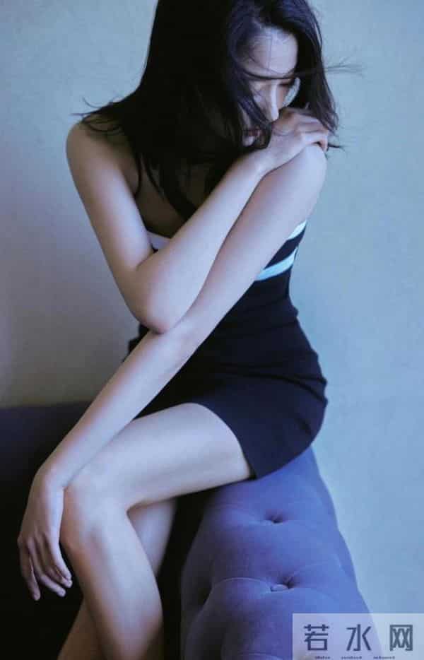 关晓彤 大长腿耀眼,酒店私服性感写真