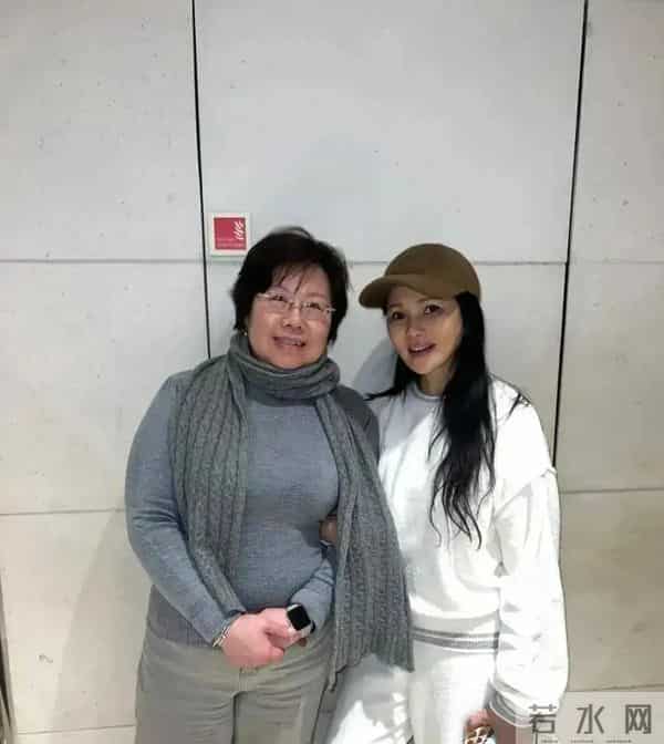 57岁伊能静在英国被偶遇,淡妆出镜,网友-我以为是旁边的老奶奶