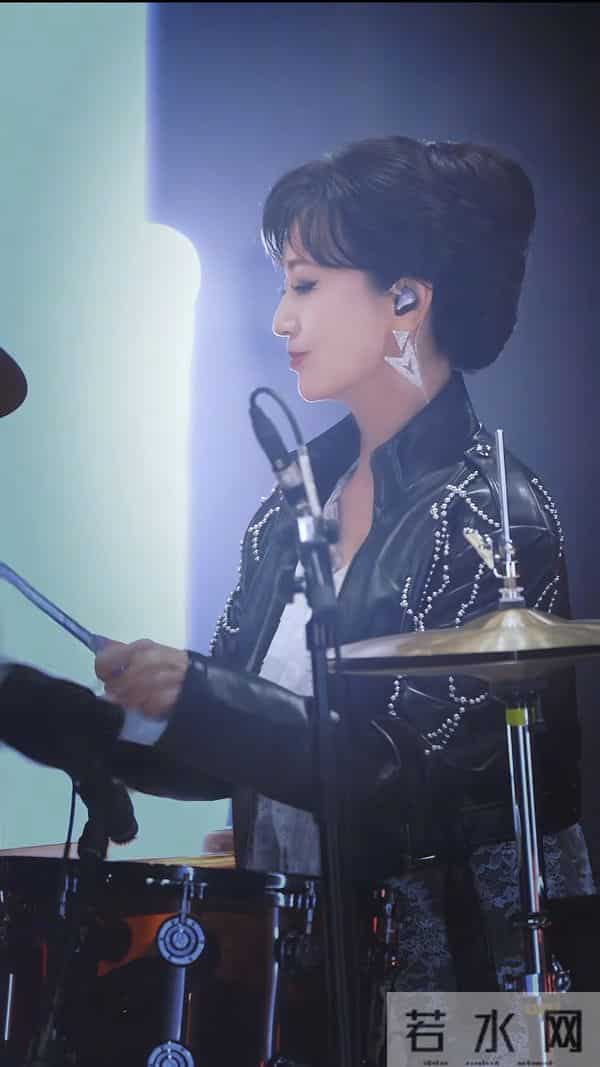 72岁赵雅芝又是架子鼓又是扫腿舞,这状态活力也太好了吧!