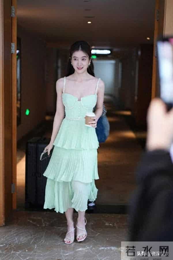 张雪迎 上班路透生图，大尺度吊带抹胸裙，光脚高跟
