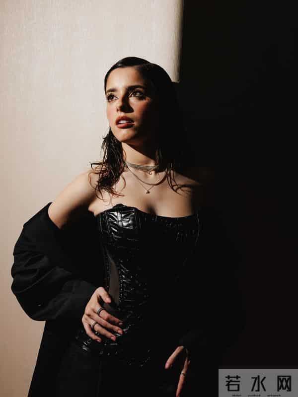 不可触碰的美，若昂-内维斯女友马达莱娜晒暗黑风妆造