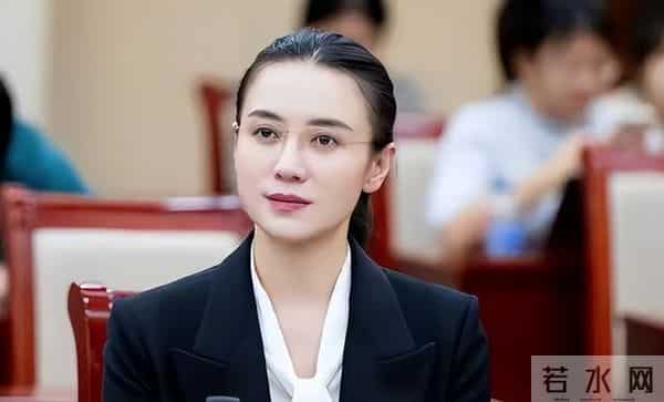 与名导同居多年绯闻缠身的宋佳，45岁再破天花板