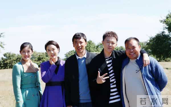 颜丹晨成电影红毯女王,红色泡泡裙惊艳全场,宋佳封后印小天蹭流