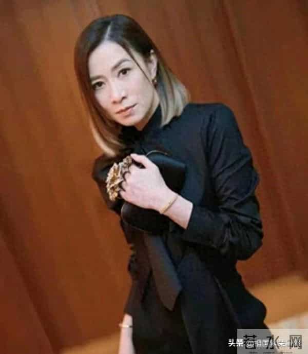 50岁佘诗曼，黑丝美腿写真