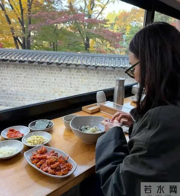 崔智友带娃出游，这身材和颜值，披麻袋都好看，行走的衣架子啊！