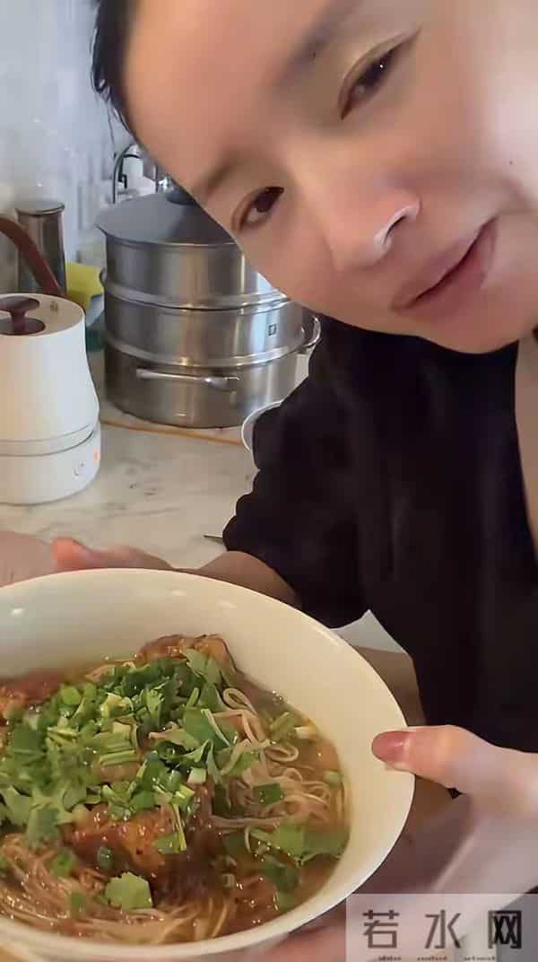 45岁董洁北京定居，住豪宅不请保姆不通暖气，自己洗衣做饭很勤劳