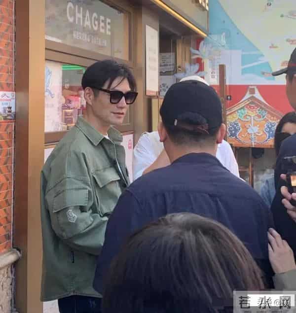 46岁严屹宽和朋友泉州逛街,打扮低调外表好年轻,脸蛋是真抗打啊