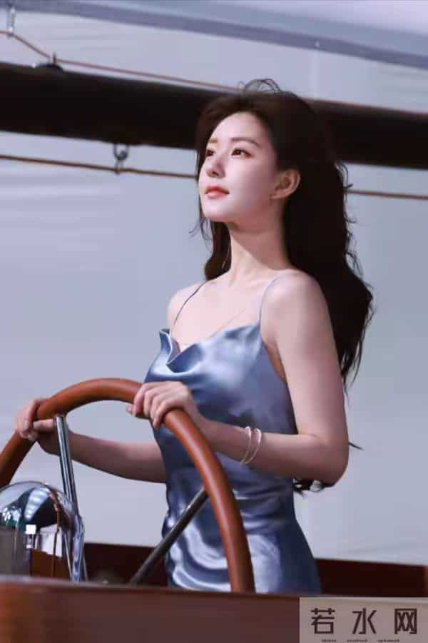 赵露思，蓝色吊带裙，清新甜美可爱，氛围感十足！
