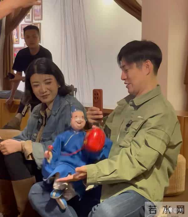 46岁严屹宽和朋友泉州逛街,打扮低调外表好年轻,脸蛋是真抗打啊