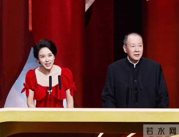 颜丹晨成电影红毯女王,红色泡泡裙惊艳全场,宋佳封后印小天蹭流