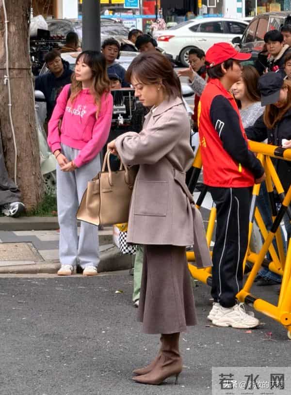 上海偶遇孙俪！她牵着小女孩的手过马路，画面太有爱了