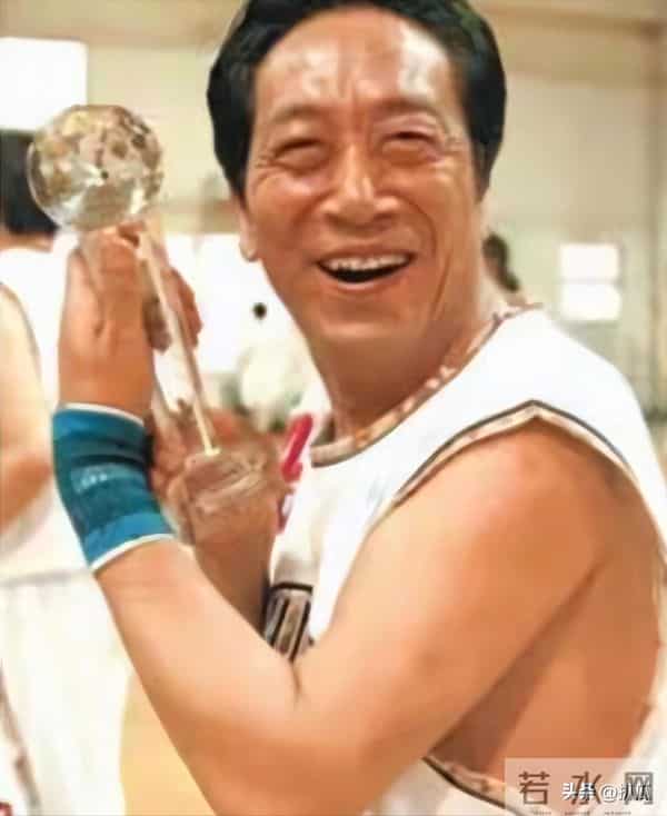 “老夫少妻”的残酷暴露无遗，王奎荣尽显老态，妻子依旧容颜娇美