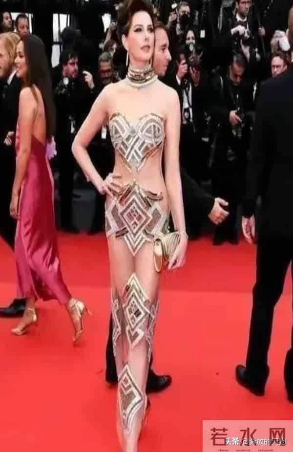 迄今为止戛纳红毯上 最美的一件礼服，不是谁都能驾驭的。