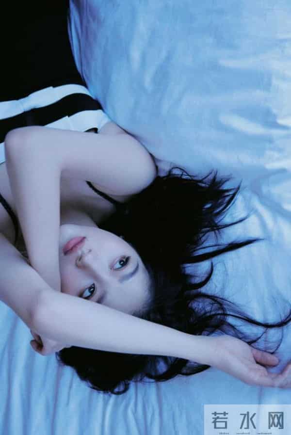 关晓彤 大长腿耀眼,酒店私服性感写真