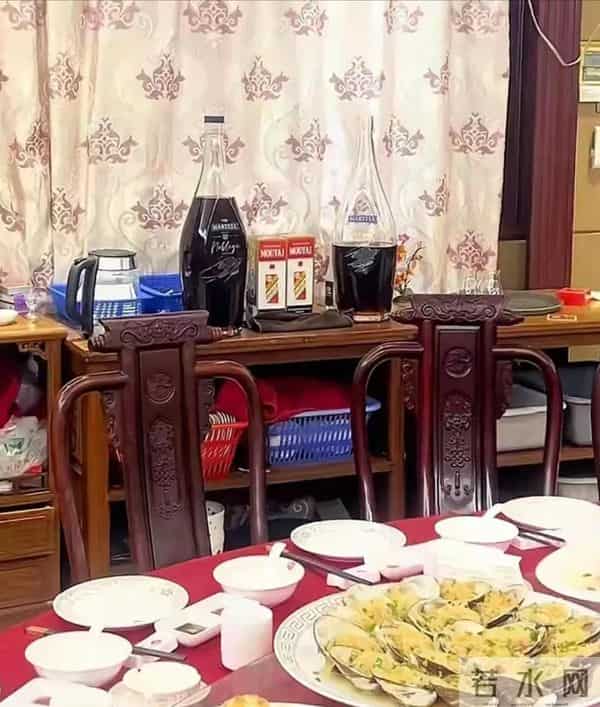 61岁孙兴离婚后首露面！与吴毅将吃13道硬菜喝茅台，苍老憔悴