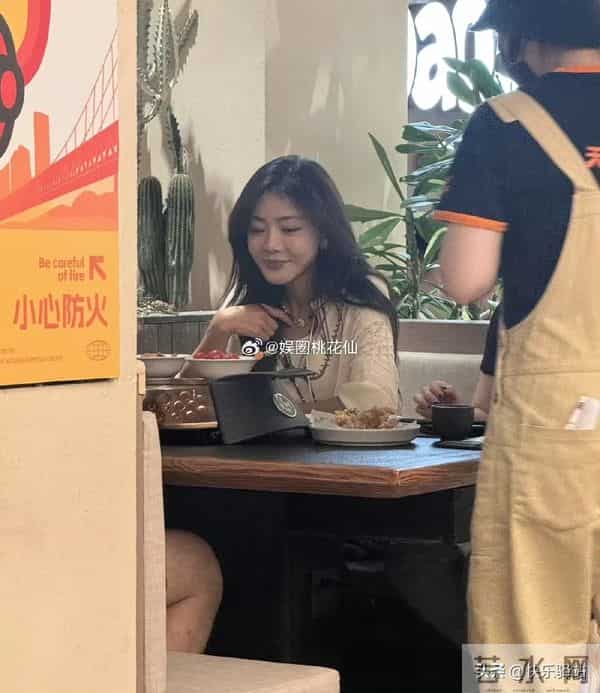 邓家佳在重庆吃烤鱼被偶遇，小姨妈气质绝了 脸小精致 美得恰到好处