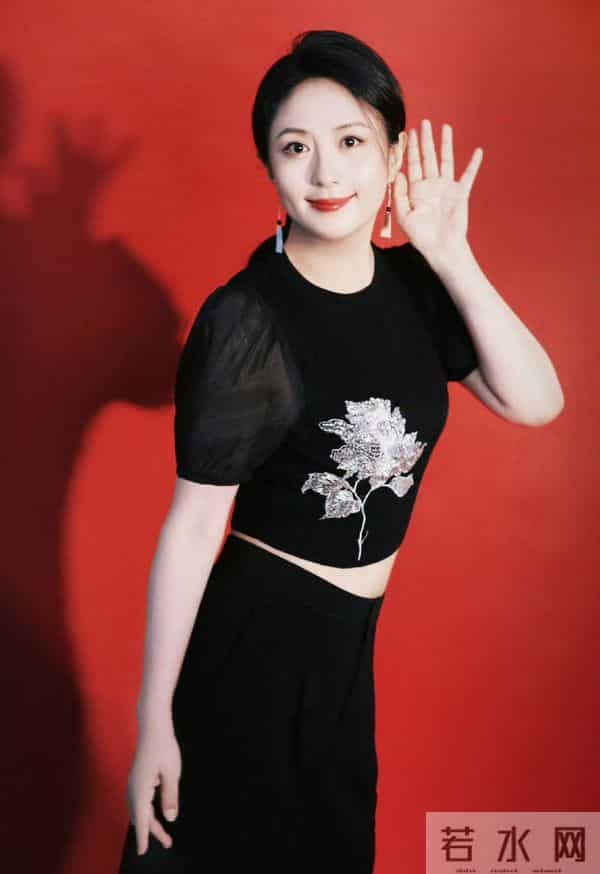 杨童舒黑裙配红底，扭腰的小姿态又媚又俏，酒窝一露甜得刚好不腻