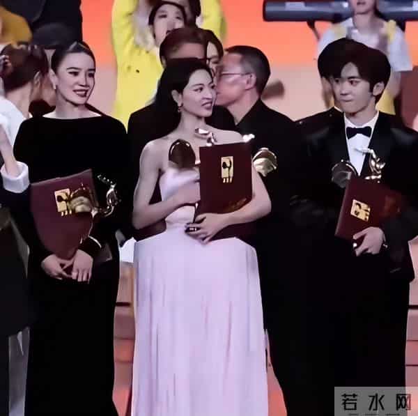 钟楚曦金鸡奖颁奖典礼合影站位引争议，网友：她站的是第二排