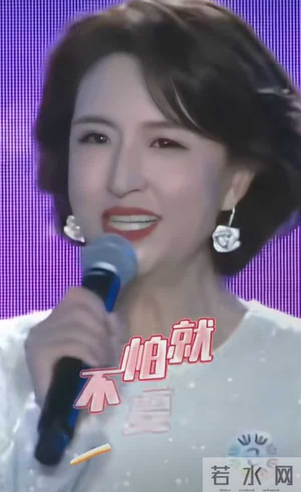 张蕾谈人生感悟，亮裙短发气质优雅美得好高级