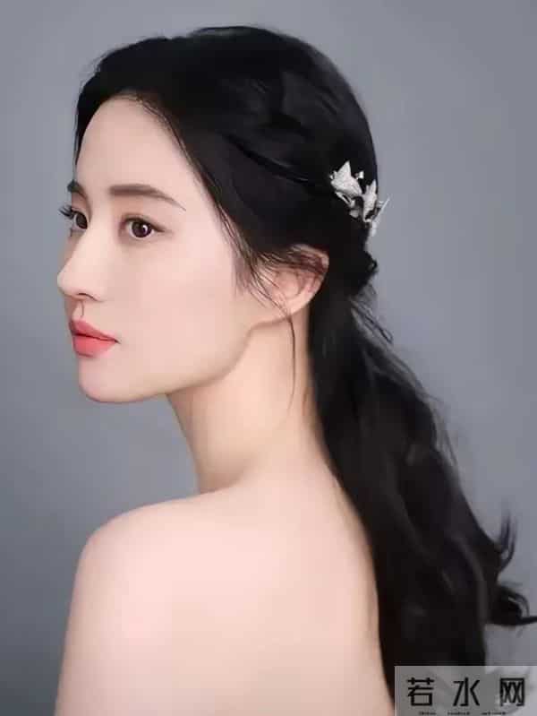 刘亦菲最好看的三张照片。秀发红唇，袒露香肩