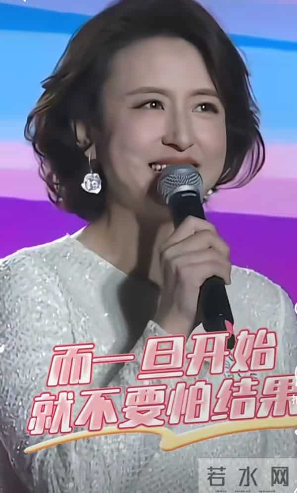 张蕾谈人生感悟，亮裙短发气质优雅美得好高级