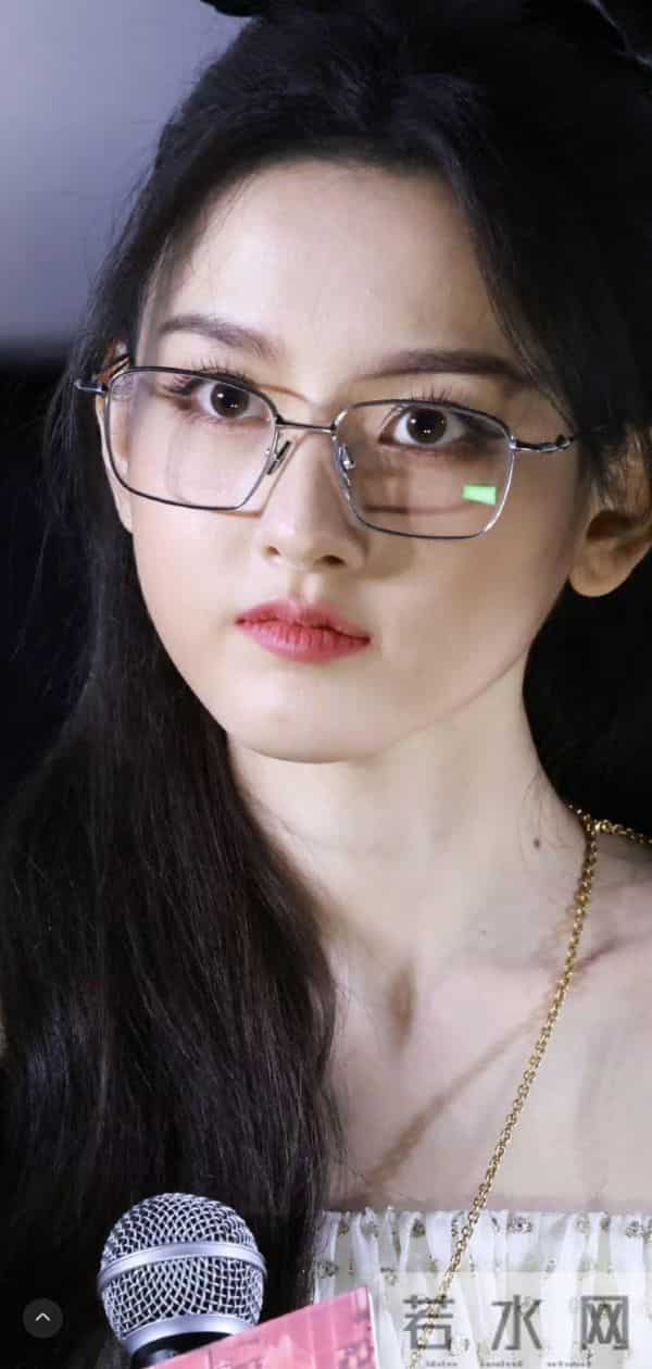 宋祖儿怼脸直拍,好精致啊