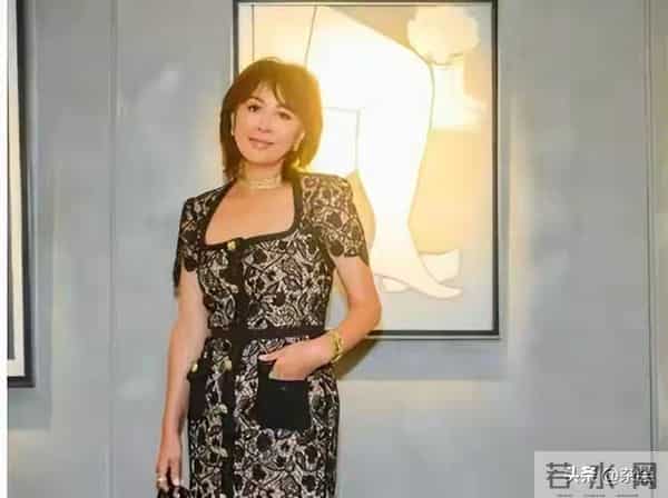 59岁刘嘉玲上海被网友偶遇,脸部圆润气色好,身材保持似三四十