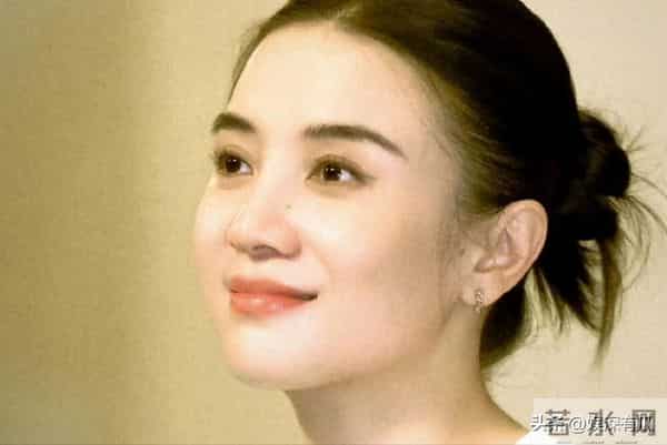 金鸡奖这夜，人情冷暖、江湖地位，在45岁宋佳身上体现得淋漓尽致