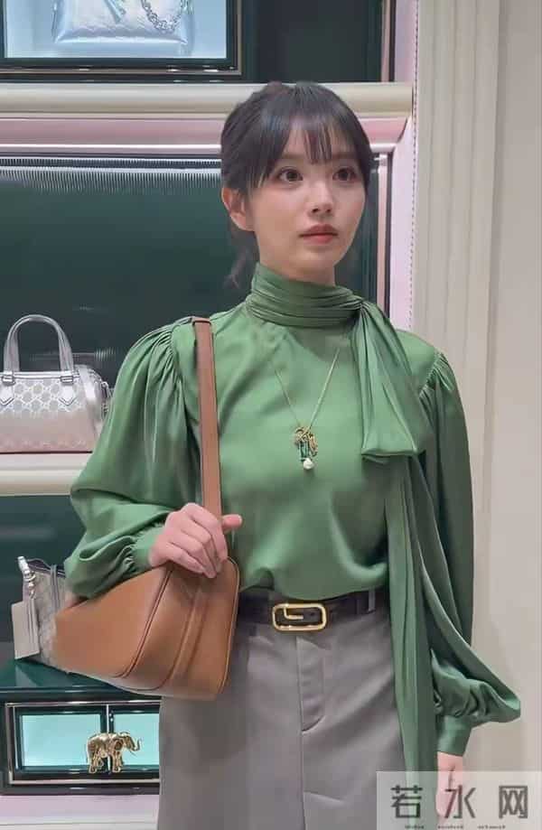 田曦薇现身上海恒隆,怼脸拍也好美,可盐可甜,捂嘴笑都那么漂亮