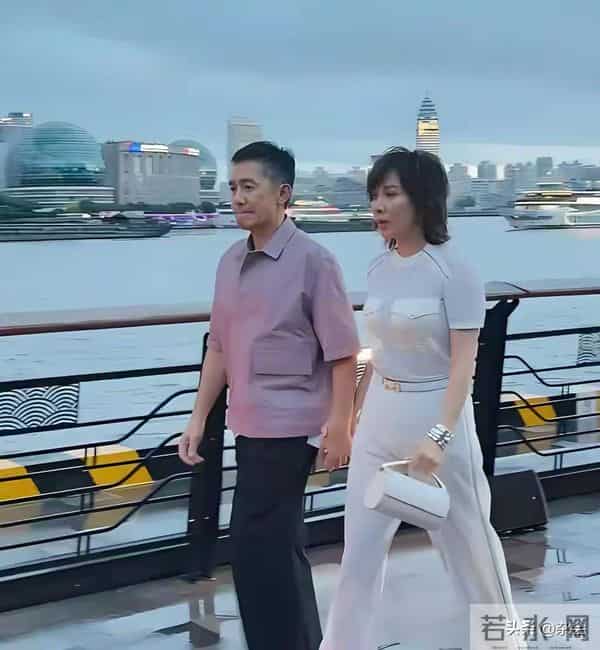 59岁刘嘉玲上海被网友偶遇,脸部圆润气色好,身材保持似三四十