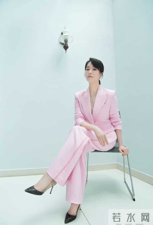 左小青粉西装+小露肤,白得发光的肌肤,气质又高级又有点小性感