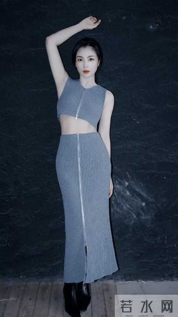 刘涛灰裙一穿露的腰又白又嫩,笑里的劲儿跟气质搭在一起,特有味