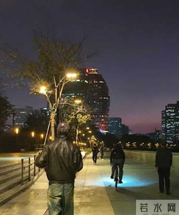 杭州深夜街头,女生大胆搭讪背影帅哥,隔天发现竟是宋威龙!