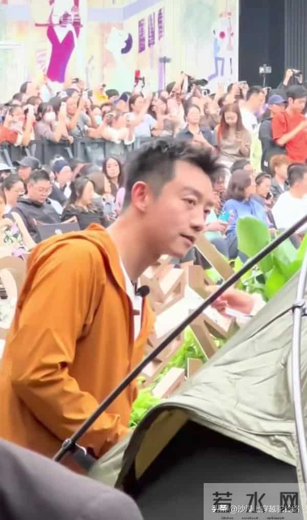 郑恺现身成都 本人不高脚好短 瘦瘦的还是蛮帅的 身材维持的也很好