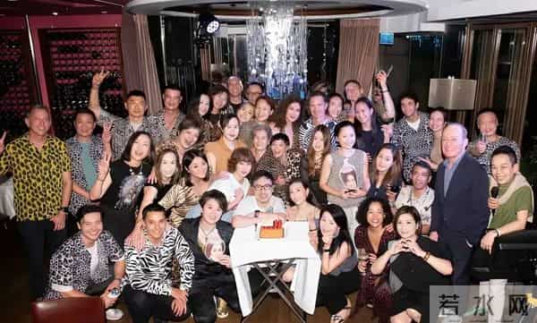 傅程鹏陪香港妻子参加名流派对,表现从容,完美融入周丽淇社交圈