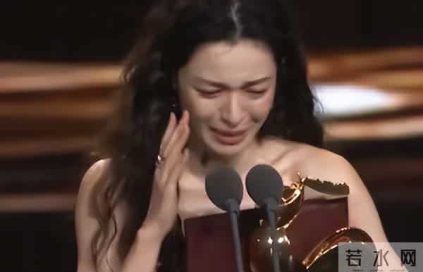 这一夜，金鸡奖成"照妖镜"姚晨脸肿，蒋勤勤歪嘴，佟丽娅褶子多