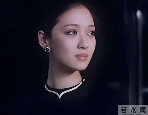 娱乐圈满族美女图鉴：每一位都貌美如花，谁最令你意想不到？