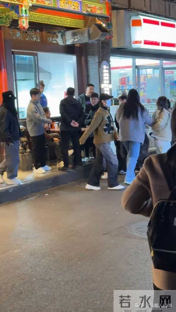 机场偶遇李宇春,穿土黄色棉袄平底鞋,被路人冲撞后眼神凌厉