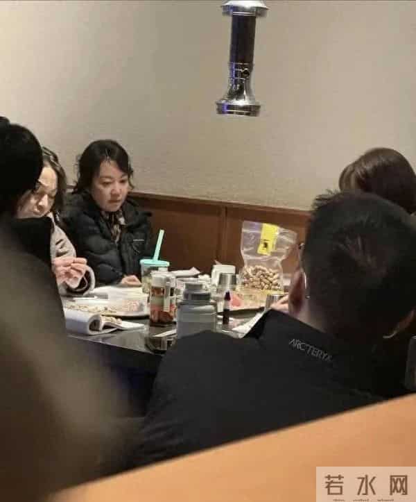 54岁闫妮沈阳吃火锅被偶遇,素颜很接地气,不化妆多了份亲切感!